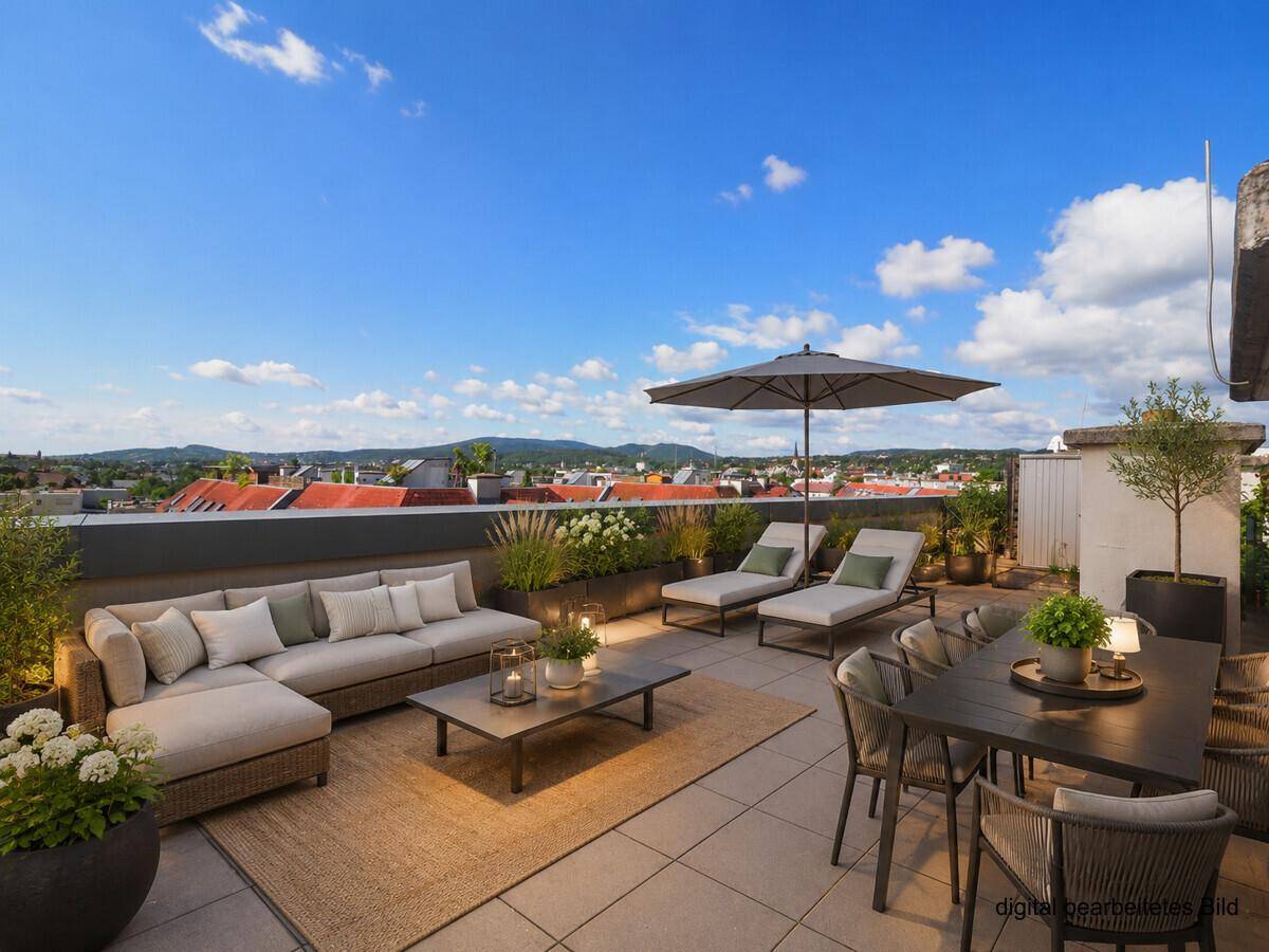 Luxuriös eingerichtete Dachterrasse mit Lounge-Möbeln, Essbereich und Panoramablick.