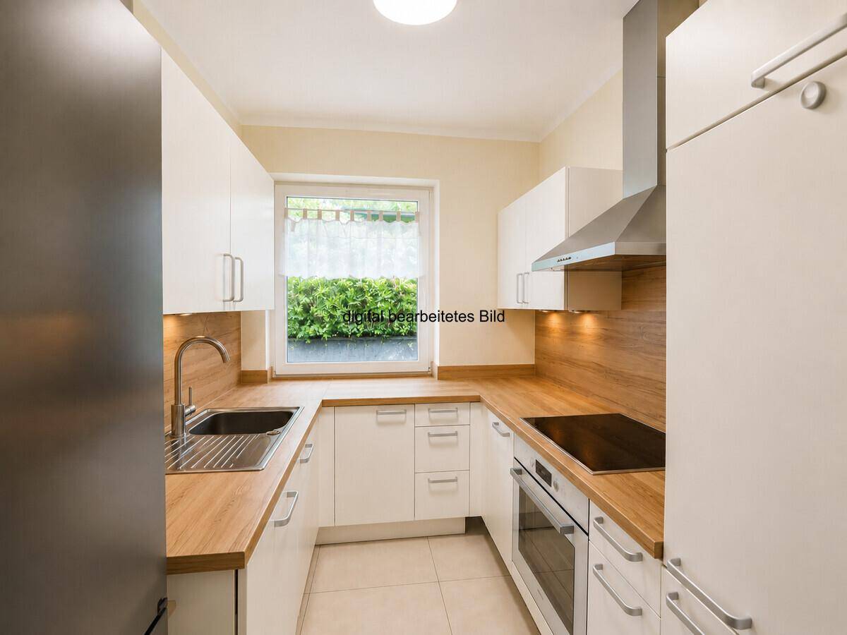 Funktionale Küche mit weißen Schränken, Holz-Arbeitsplatten und integrierten Geräten.