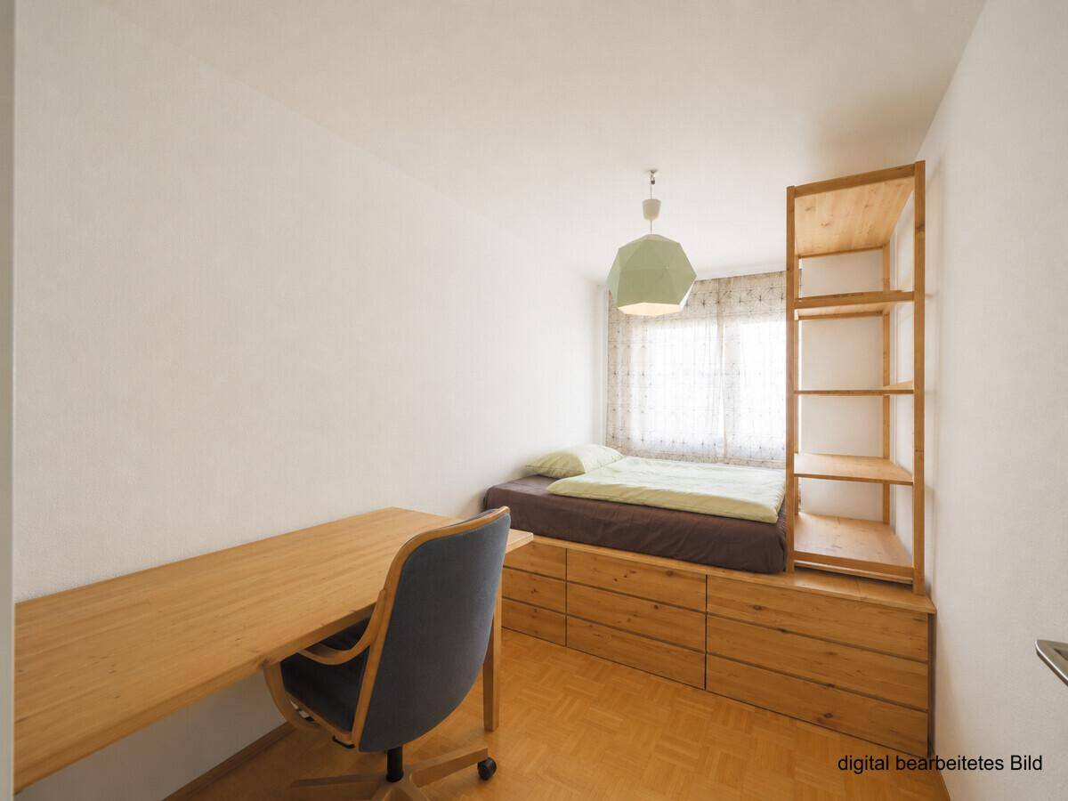 Helles Schlafzimmer mit Holzbett, integrierten Schubladen und einem Schreibtisch am Fenster.