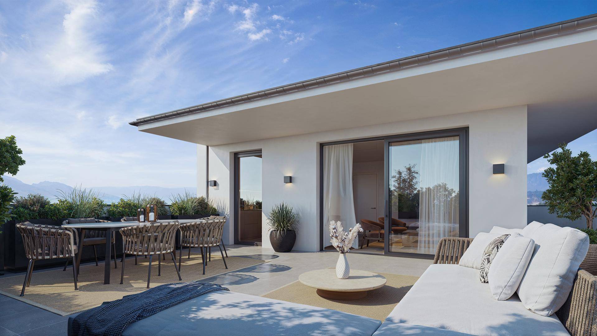 Geräumige Dachterrasse mit Lounge-Möbeln, Esstisch und weitem Blick auf die Landschaft.