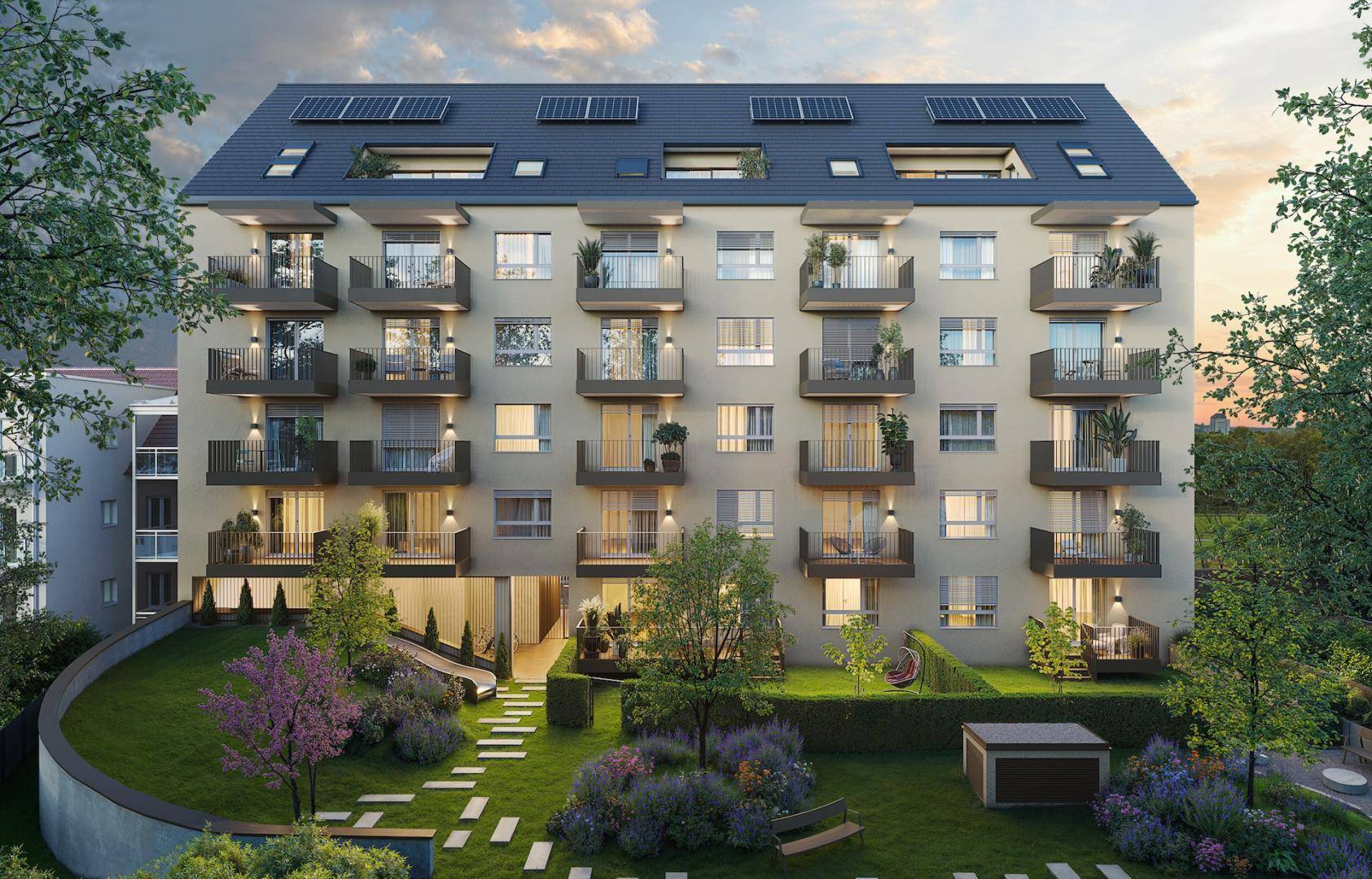 Rückansicht eines modernen Wohngebäudes mit Balkonen, Gartenanlage und Kinderspielplatz.