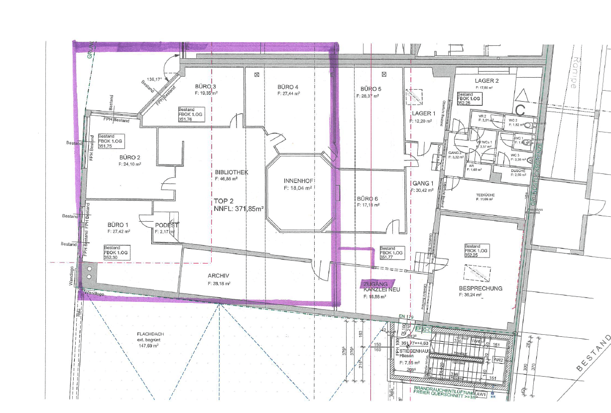 Detaillierter Grundriss mit mehreren Büroräumen, einem Innenhof und Lagerflächen.