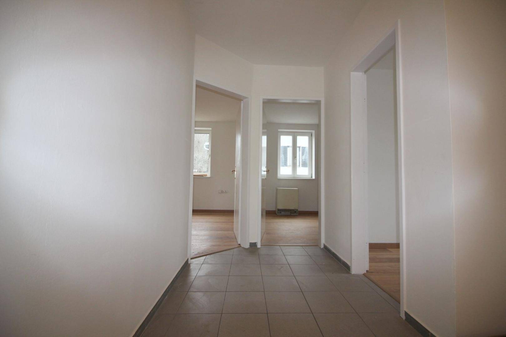 GEMÜTLICHE 2-ZIMMER-WOHNUNG MIT BALKON, GARTEN UND PARKPLATZ - ERSTBEZUG NACH SANIERUNG! - Widok 4