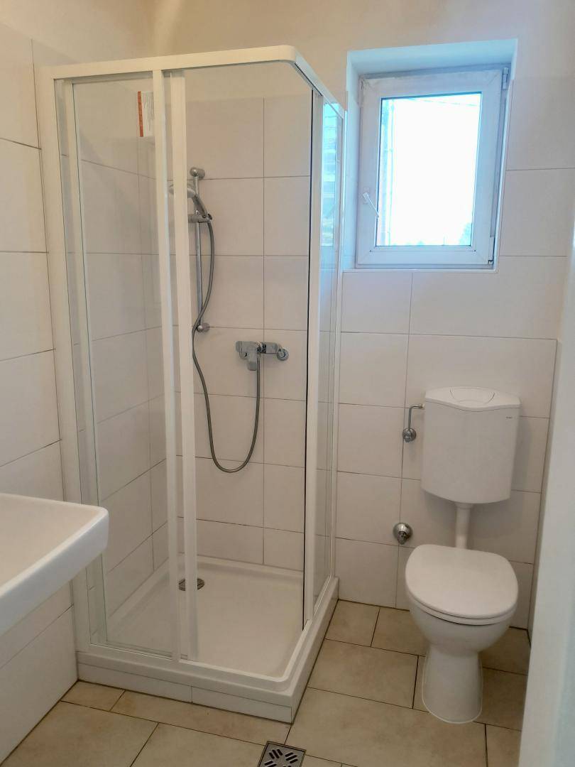 GEMÜTLICHE 2-ZIMMER-WOHNUNG MIT BALKON, GARTEN UND PARKPLATZ - ERSTBEZUG NACH SANIERUNG! - Widok 6