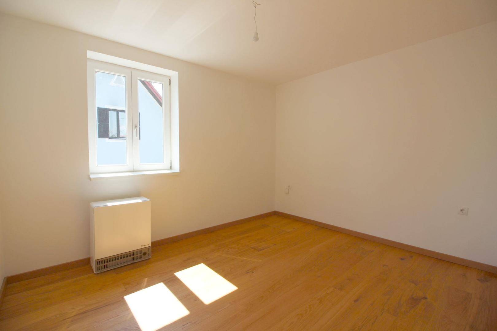 GEMÜTLICHE 2-ZIMMER-WOHNUNG MIT BALKON, GARTEN UND PARKPLATZ - ERSTBEZUG NACH SANIERUNG! - Widok 3