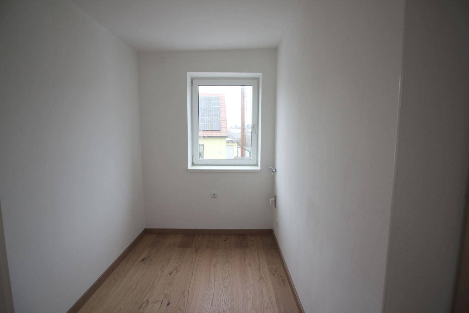 GEMÜTLICHE 2-ZIMMER-WOHNUNG MIT BALKON, GARTEN UND PARKPLATZ - ERSTBEZUG NACH SANIERUNG! - Widok 5