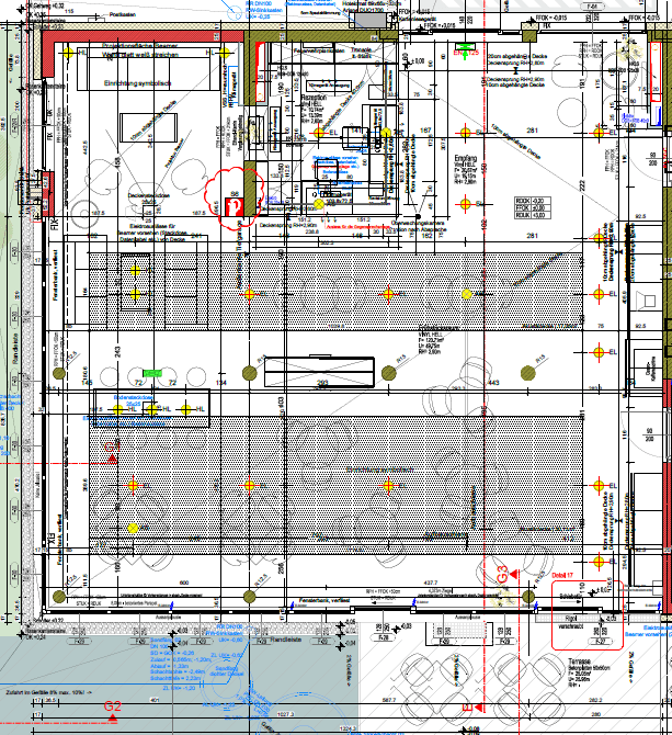 Detaillierter Grundriss des Erdgeschosses mit Außenbereich und Parkplätzen.