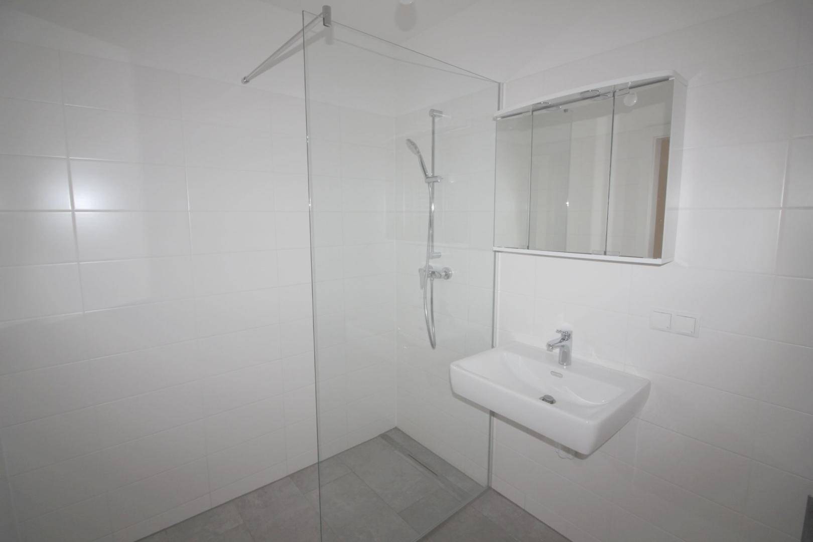 PERFEKT AUFGETEILTE 3-ZIMMER-WOHNUNG MIT LOGGIA GEGENÜBER DER FH - Mehr