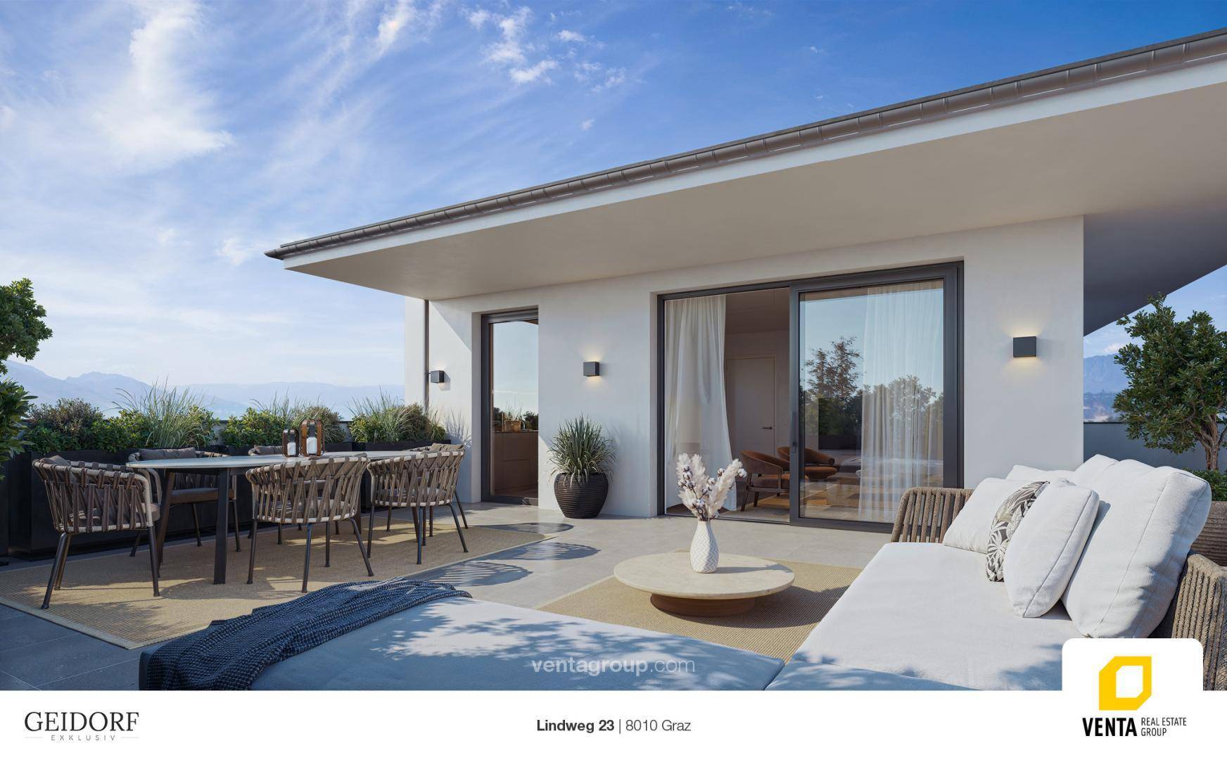 Geräumige Dachterrasse mit Lounge-Möbeln, Essbereich und weitem Blick auf die umliegende Landschaft.