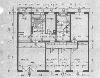 Detaillierter Grundriss einer Wohnung mit mehreren Zimmern und Nasszellen, inklusive Maßen.