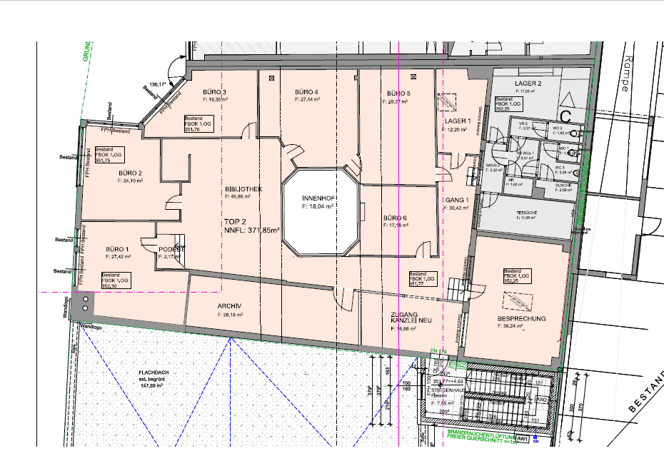 Detaillierter Grundriss mit mehreren Büros, Bibliothek, Innenhof und Besprechungsraum auf 377m².