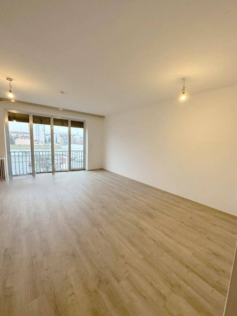 ZENTRALE 6-ZIMMER WOHNUNG MIT EXTRA KÜCHE UND BALKON