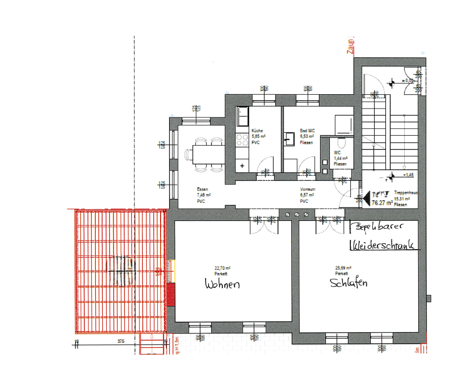 Grundriss des Erdgeschosses mit Wohnzimmer, Schlafzimmer, Küche und Balkon.