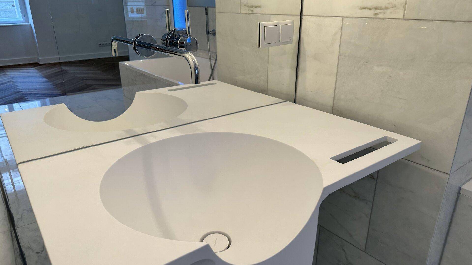 Nahaufnahme eines modernen Waschtisches mit integriertem Becken und minimalistischem Design.