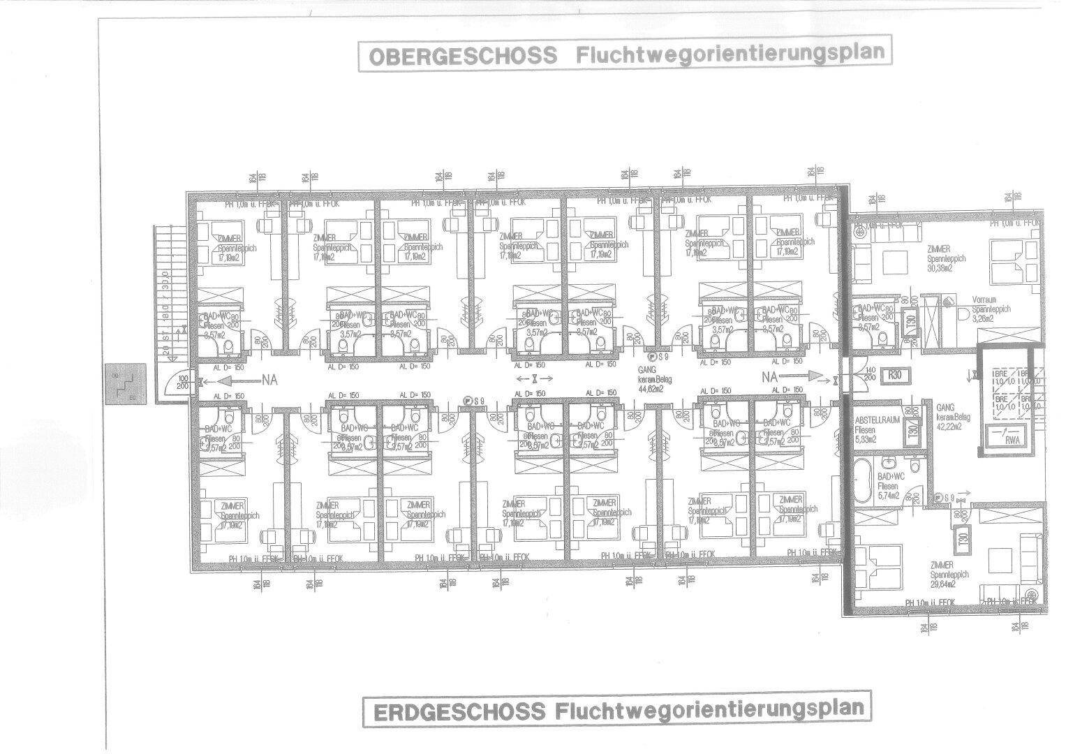 Dieser Fluchtwegorientierungsplan zeigt das Ober- und Erdgeschoss eines Gebäudes mit mehreren Wohneinheiten, Treppenhaus und Aufzug.