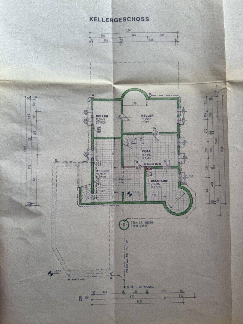 Grundriss des Kellergeschosses mit mehreren Kellerräumen, Vorraum und einem Heizraum.