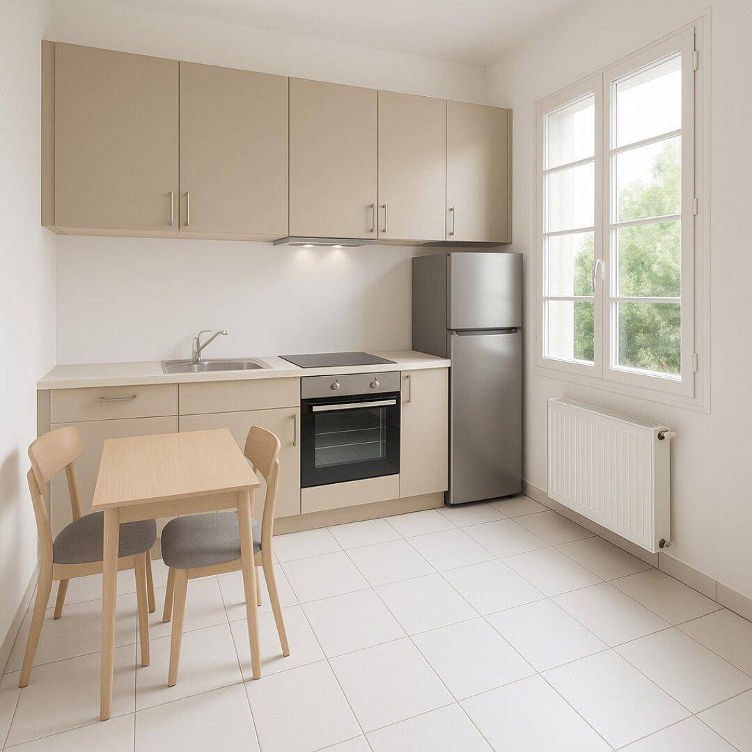 Helle Küche mit beigen Schränken, integrierten Geräten und kleinem Essbereich am Fenster.