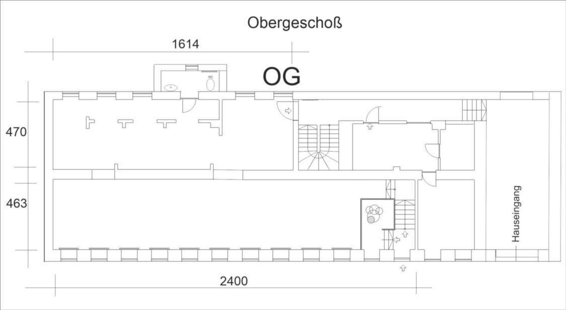 Einfacher Grundriss des Obergeschosses mit Hauszugang und Treppenhaus.