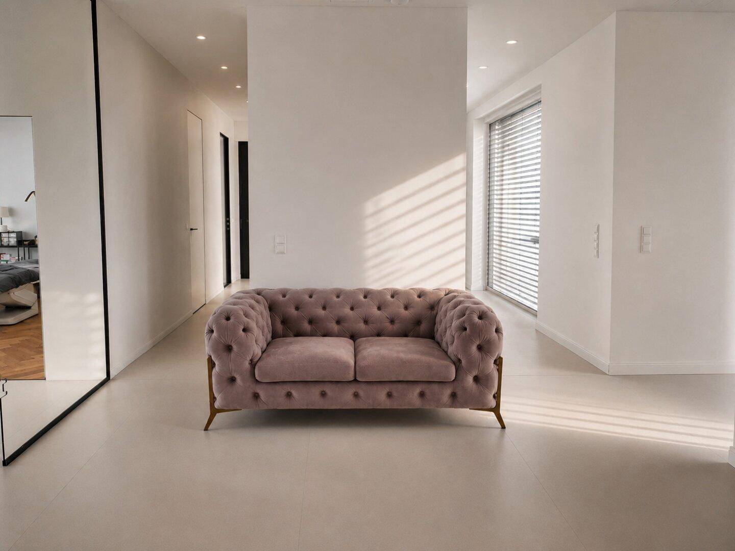 Geräumiger Flur mit einem eleganten Samtsofa und viel natürlichem Lichteinfall durch die Fenster.