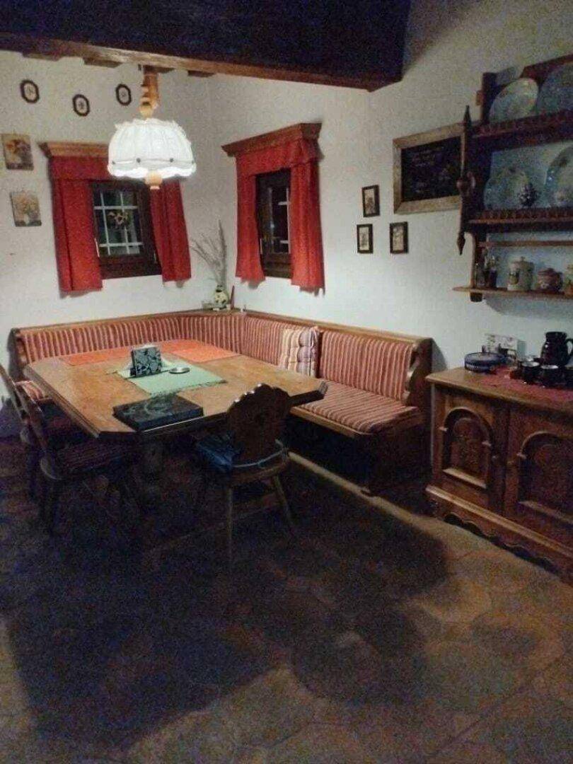 Gemütliche Essecke mit Eckbank, Holztisch und traditioneller Einrichtung.