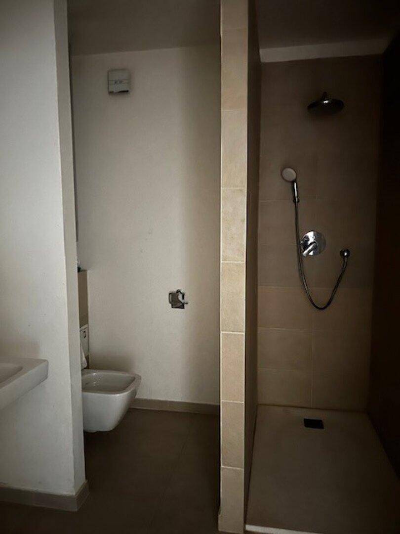 Erstklassige 2-Zimmer-Wohnung mit großem Balkon in bester Lage. - Więcej