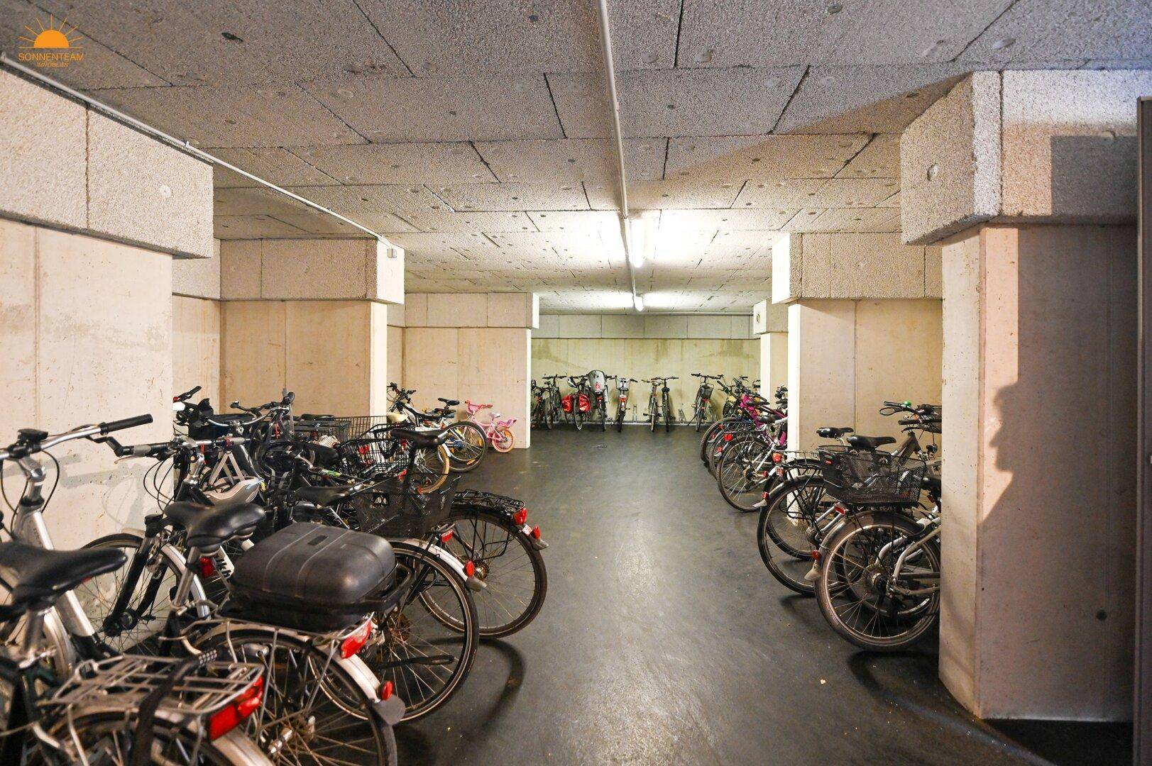 Großer Fahrradraum im Untergeschoss mit zahlreichen Stellplätzen für die Fahrräder der Bewohner.