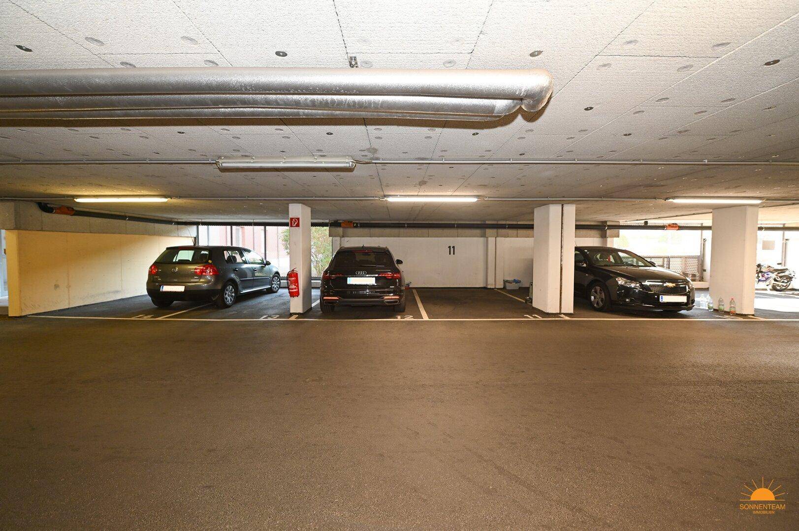 Tiefgarage mit mehreren Stellplätzen für Fahrzeuge der Bewohner unter dem Gebäude.