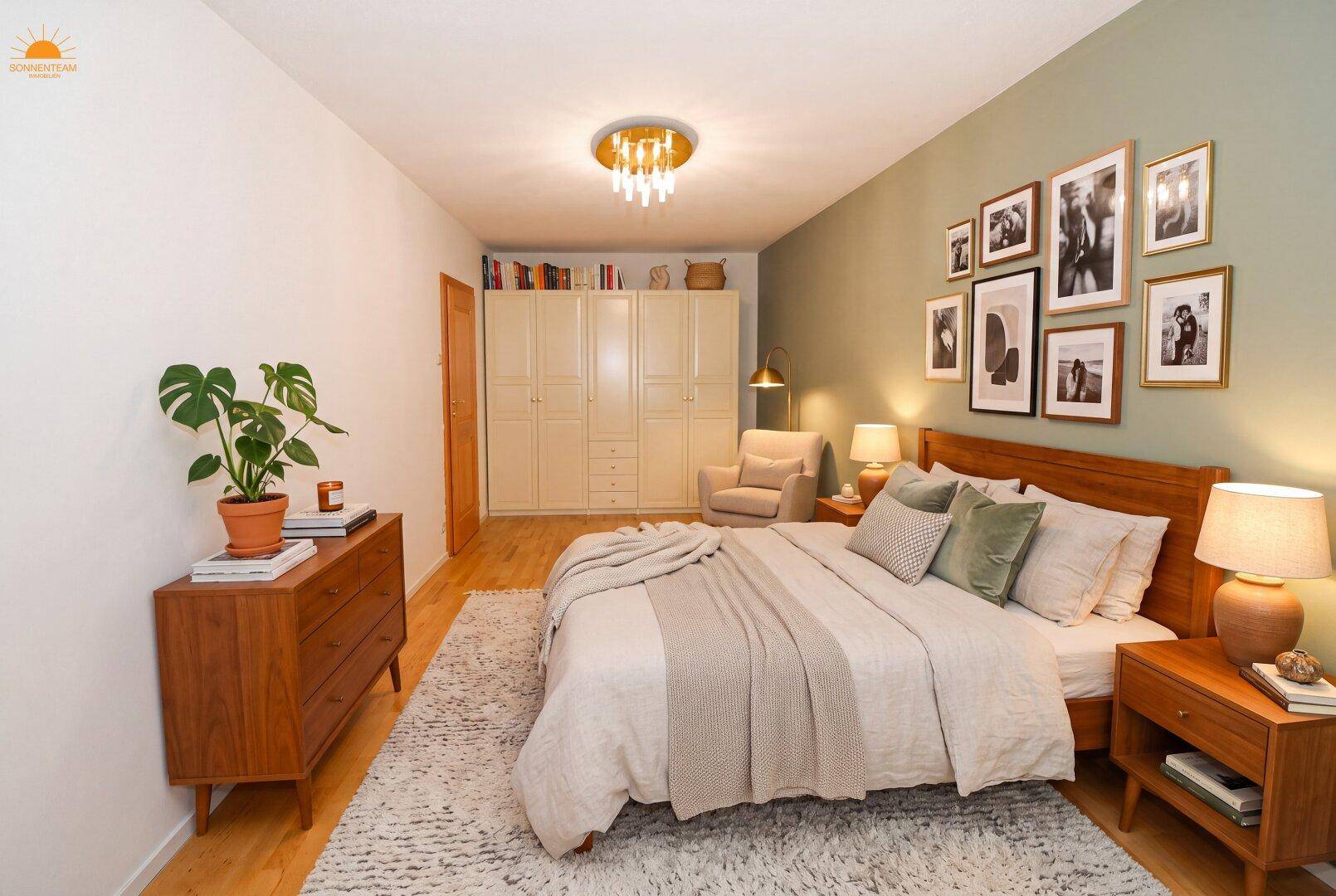 Gemütliches Schlafzimmer mit Doppelbett, Holzmöbeln und einer Akzentwand in Grün.
