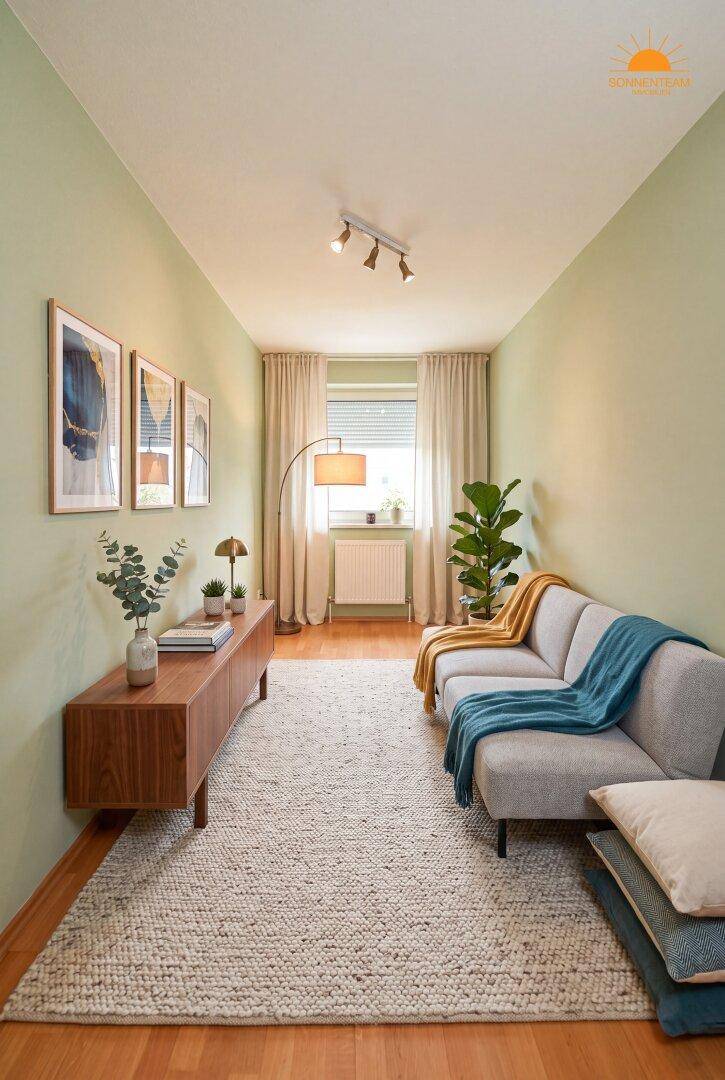 Modern eingerichtetes Wohnzimmer mit hellem Sofa, Teppich und grünen Wänden.
