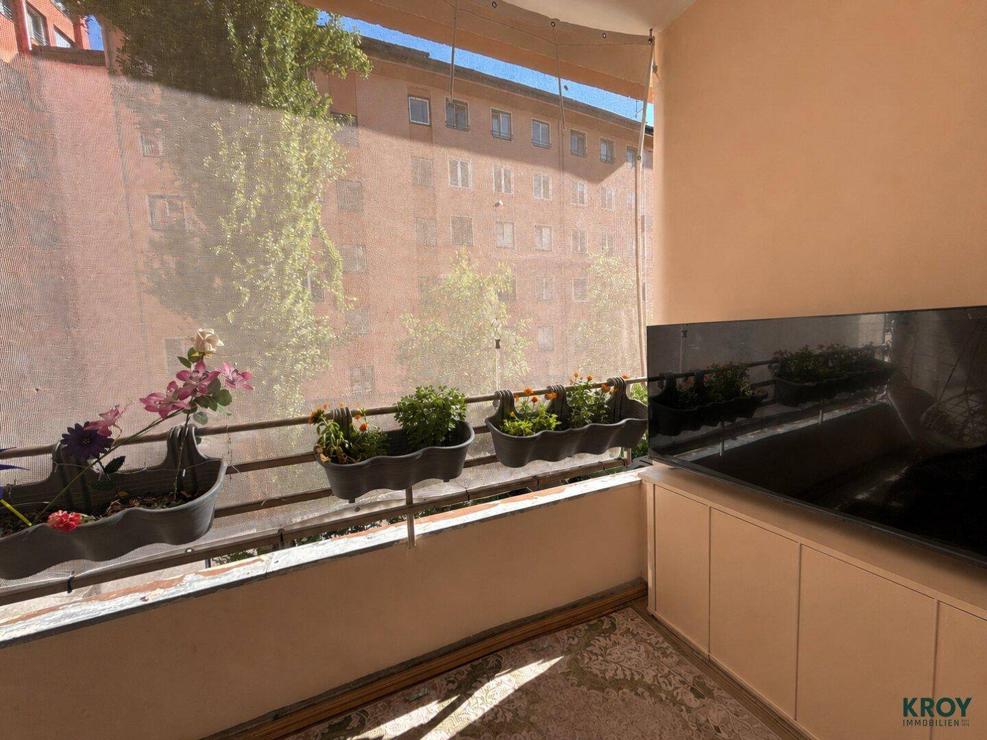 Balkon mit Fernseher und integrierten Schränken, ideal für entspannte Stunden im Freien.