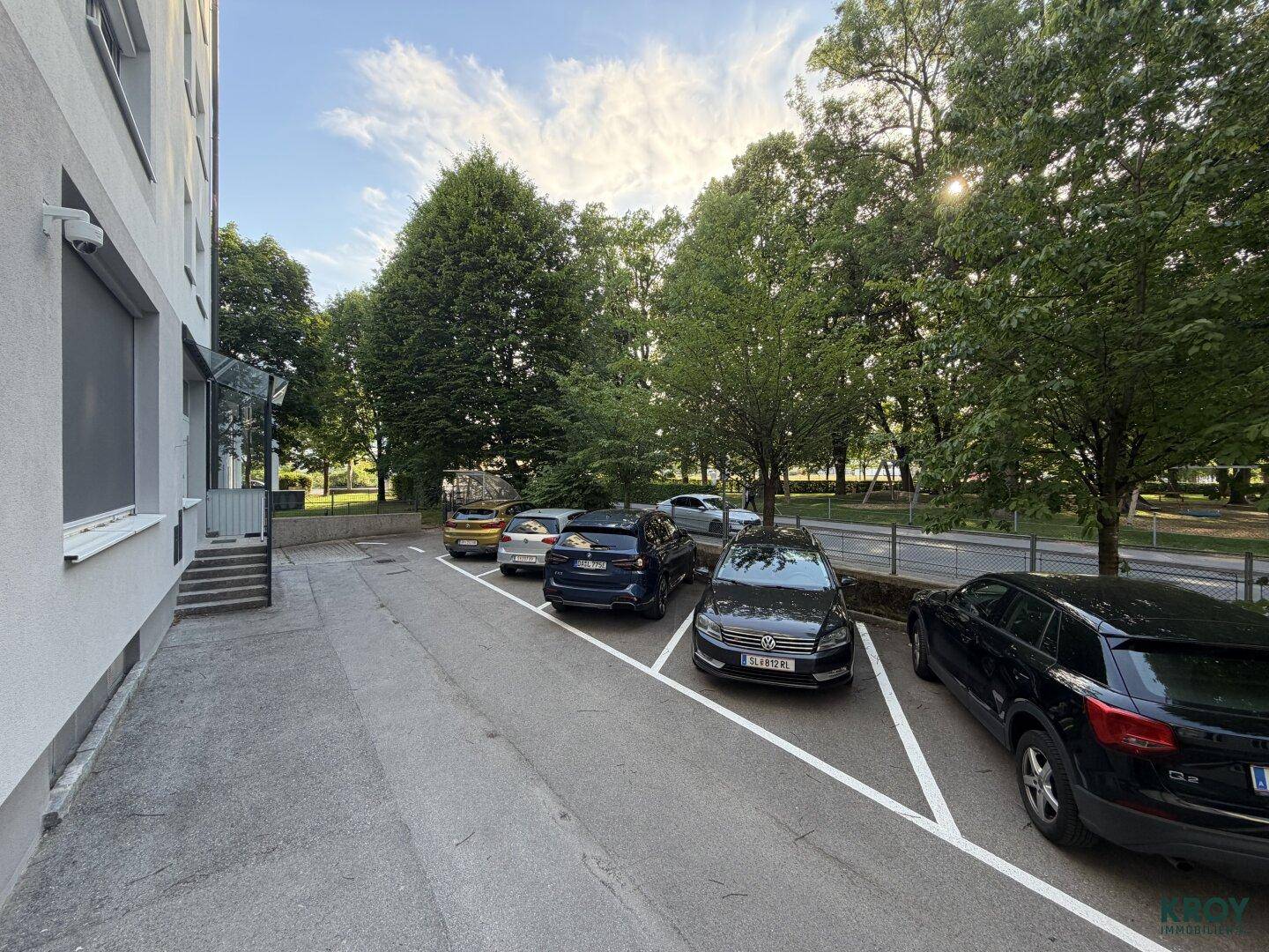 Außenparkplätze für mehrere Fahrzeuge neben dem Wohngebäude.