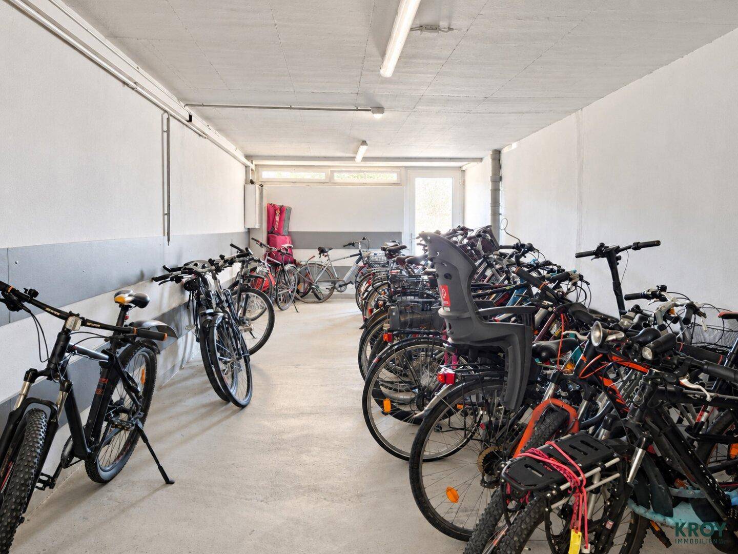 Gemeinschaftlicher Fahrradraum mit vielen Fahrrädern, bietet sicheren Abstellplatz für Bewohner.