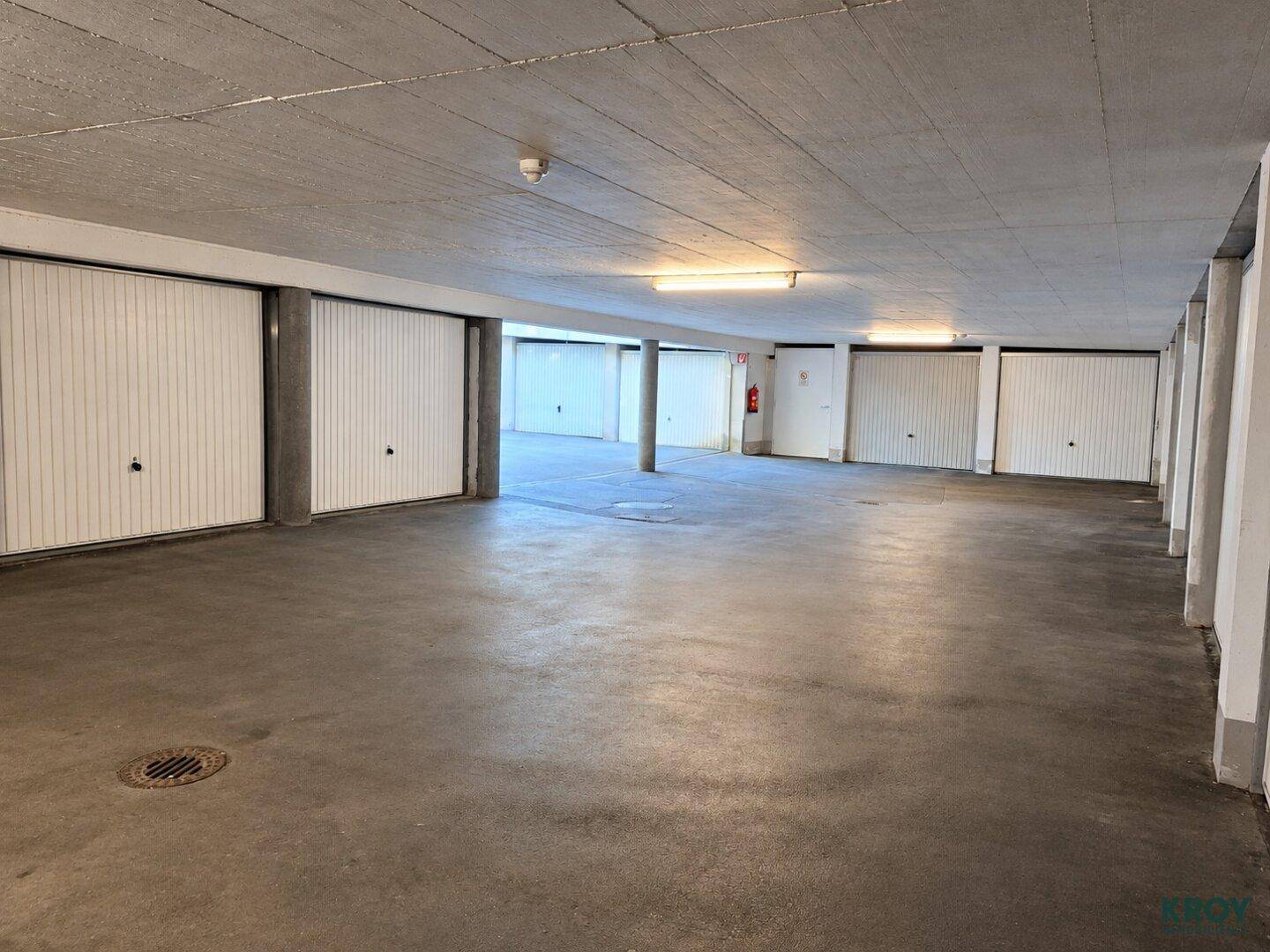 Geräumige Tiefgarage mit mehreren Garagenboxen und ausreichend Stellplätzen für Fahrzeuge.