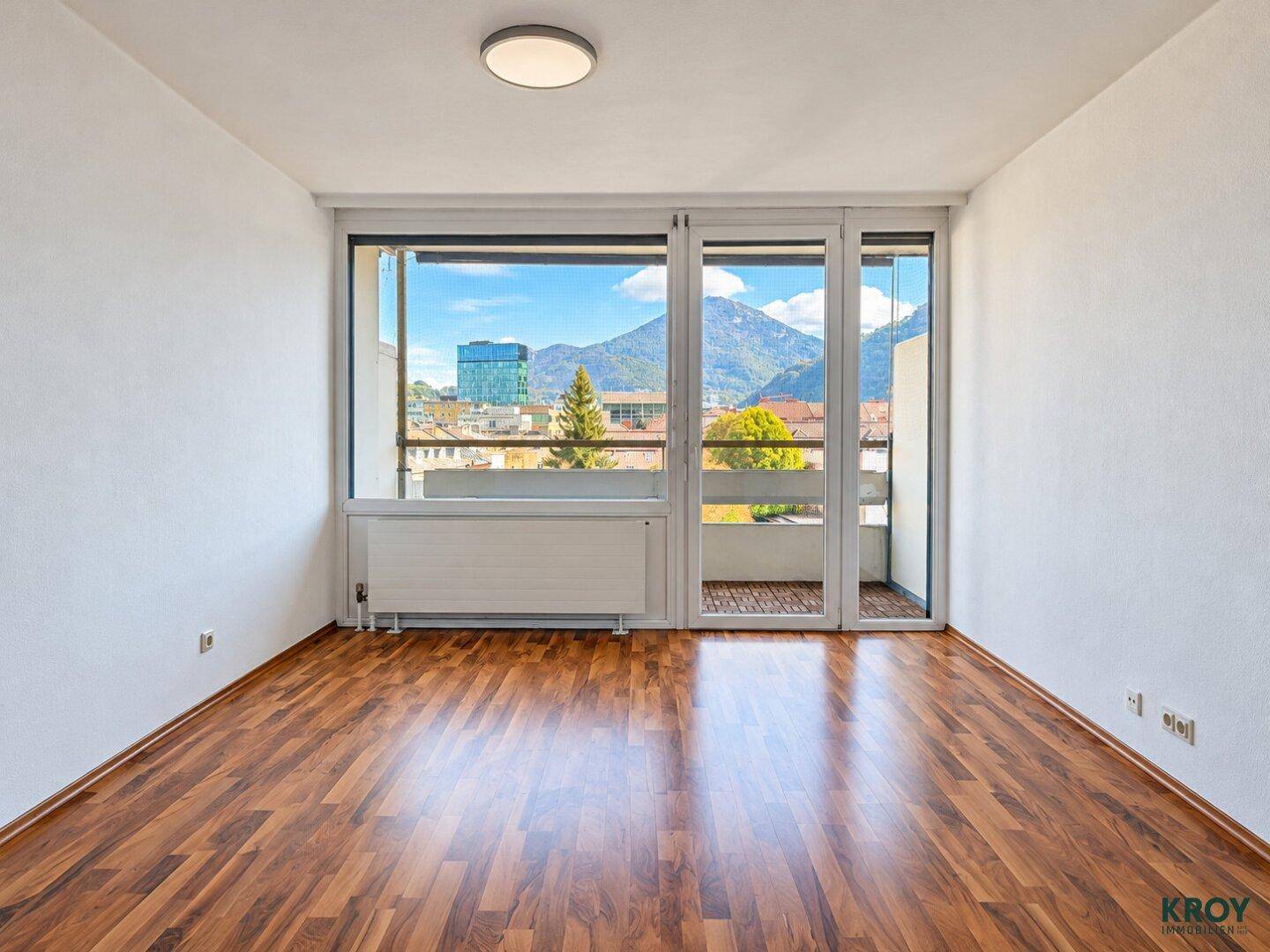Helle Garconniere mit Ostloggia und Bergblick – zentrale Lage am Salzachkai