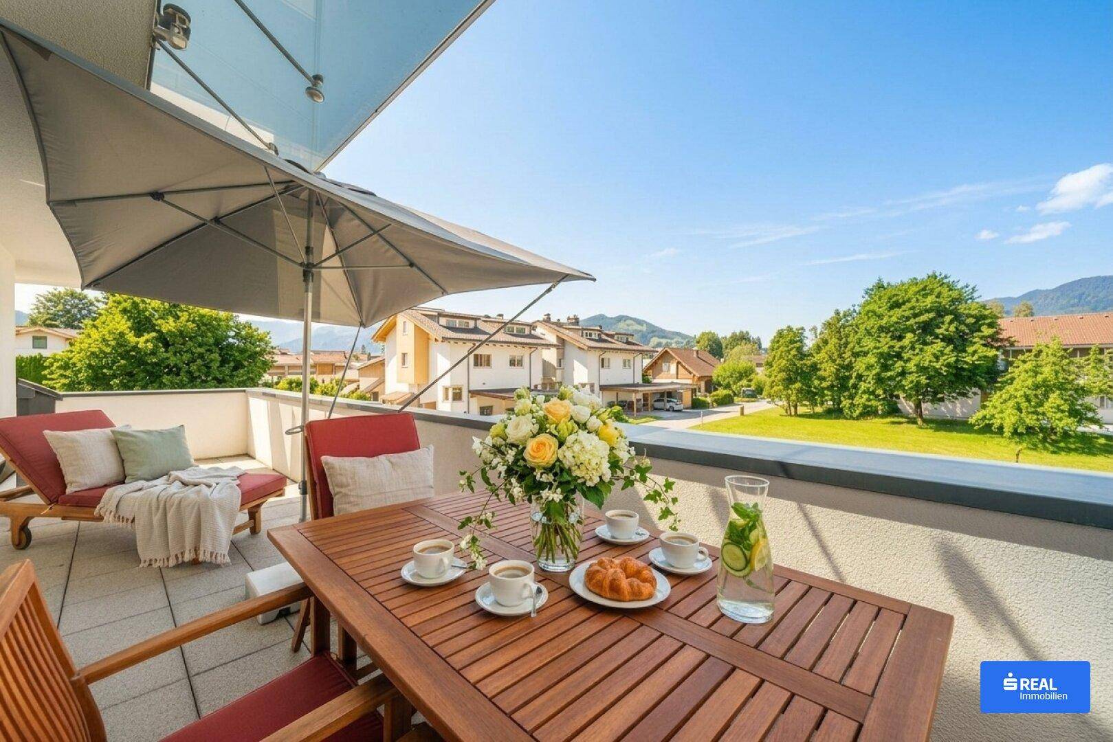 Geräumiger Balkon mit Holztisch, Stühlen und Liegestuhl, ideal für entspannte Stunden im Freien.