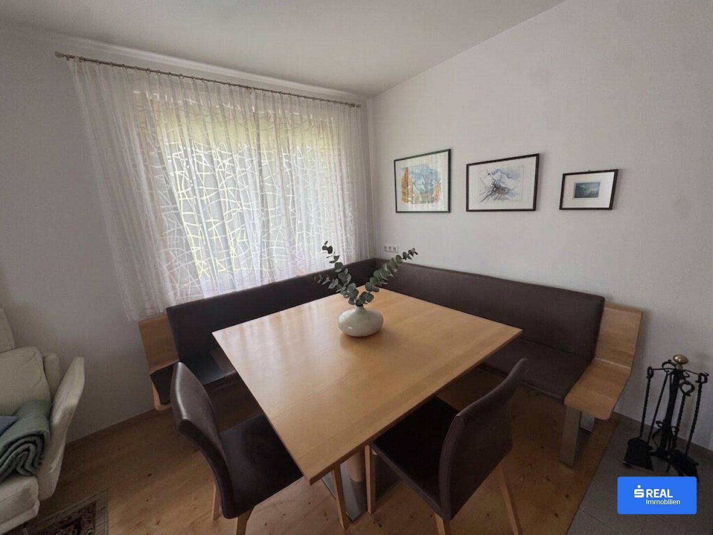 Essbereich mit Holztisch und Eckbank, ideal für gemeinsame Mahlzeiten.