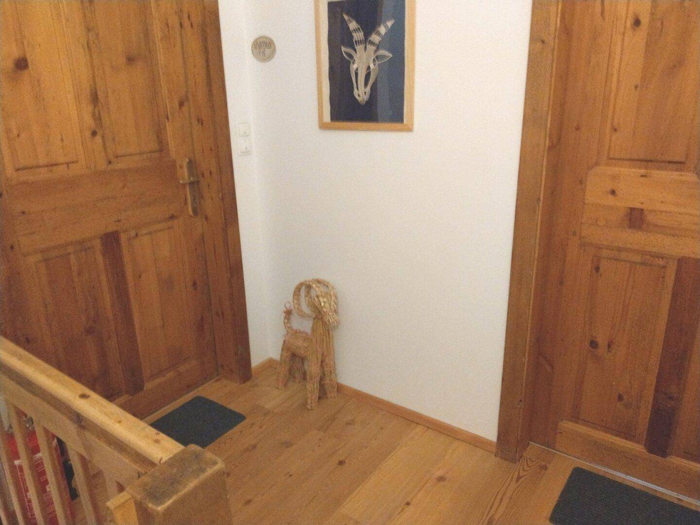 Flur mit Holztüren und Holzfußboden, traditionell eingerichtet.