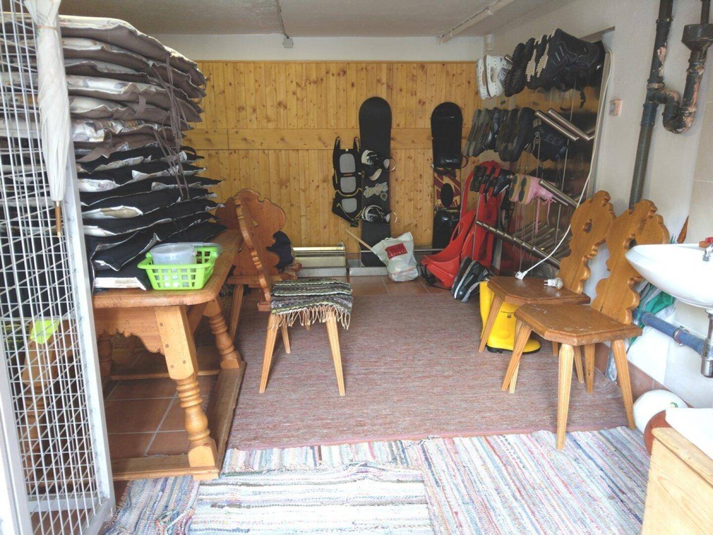 Abstellraum oder Mehrzweckraum mit Holzverkleidung und Sportausrüstung.