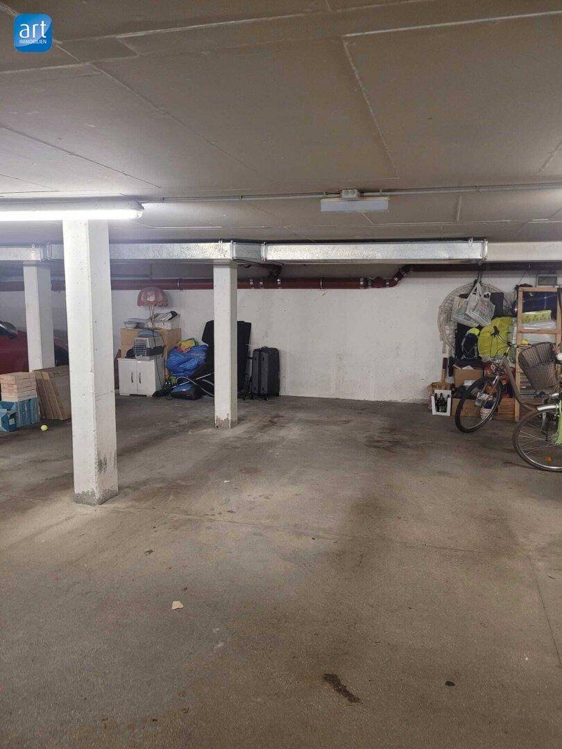 Geräumige Tiefgarage mit Abstellmöglichkeiten und Fahrrädern.