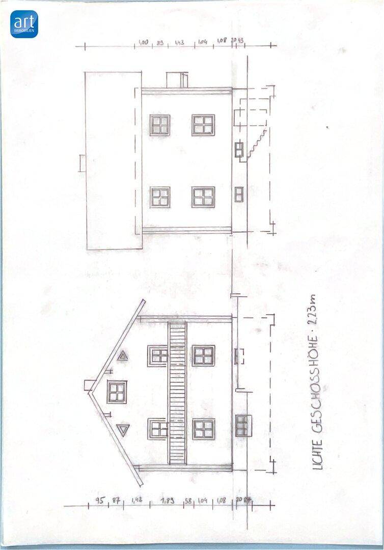 Architektonische Zeichnung der Gebäudeansichten mit Fenster- und Dachdetails.