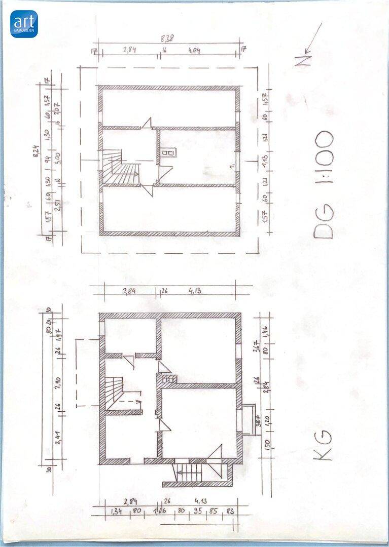 Grundrisse des Keller- und Dachgeschosses mit Raumaufteilung und Treppen.