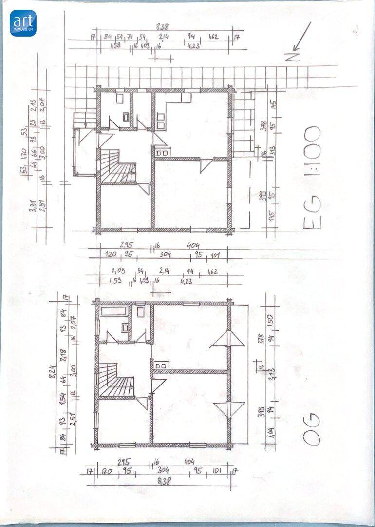 Grundrisse des Erd- und Obergeschosses mit detaillierter Raumaufteilung.