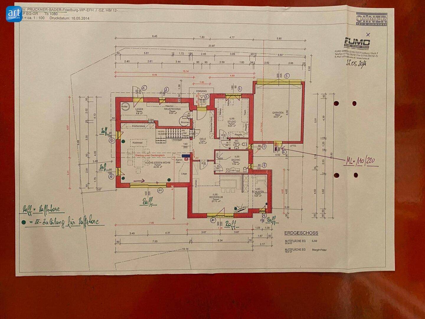 Grundriss des Erdgeschosses mit Wohnbereich, Küche und Zugang zu Außenbereichen.