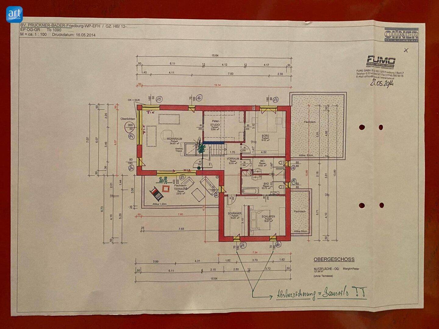 Grundriss des Obergeschosses mit Schlafzimmern, Bädern und Zugang zu einer Terrasse.