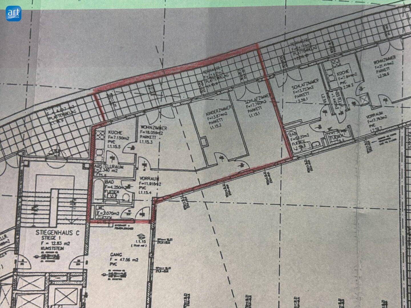 Detaillierter Grundriss einer Wohneinheit mit Zimmeraufteilung, Bad, WC und Küche.