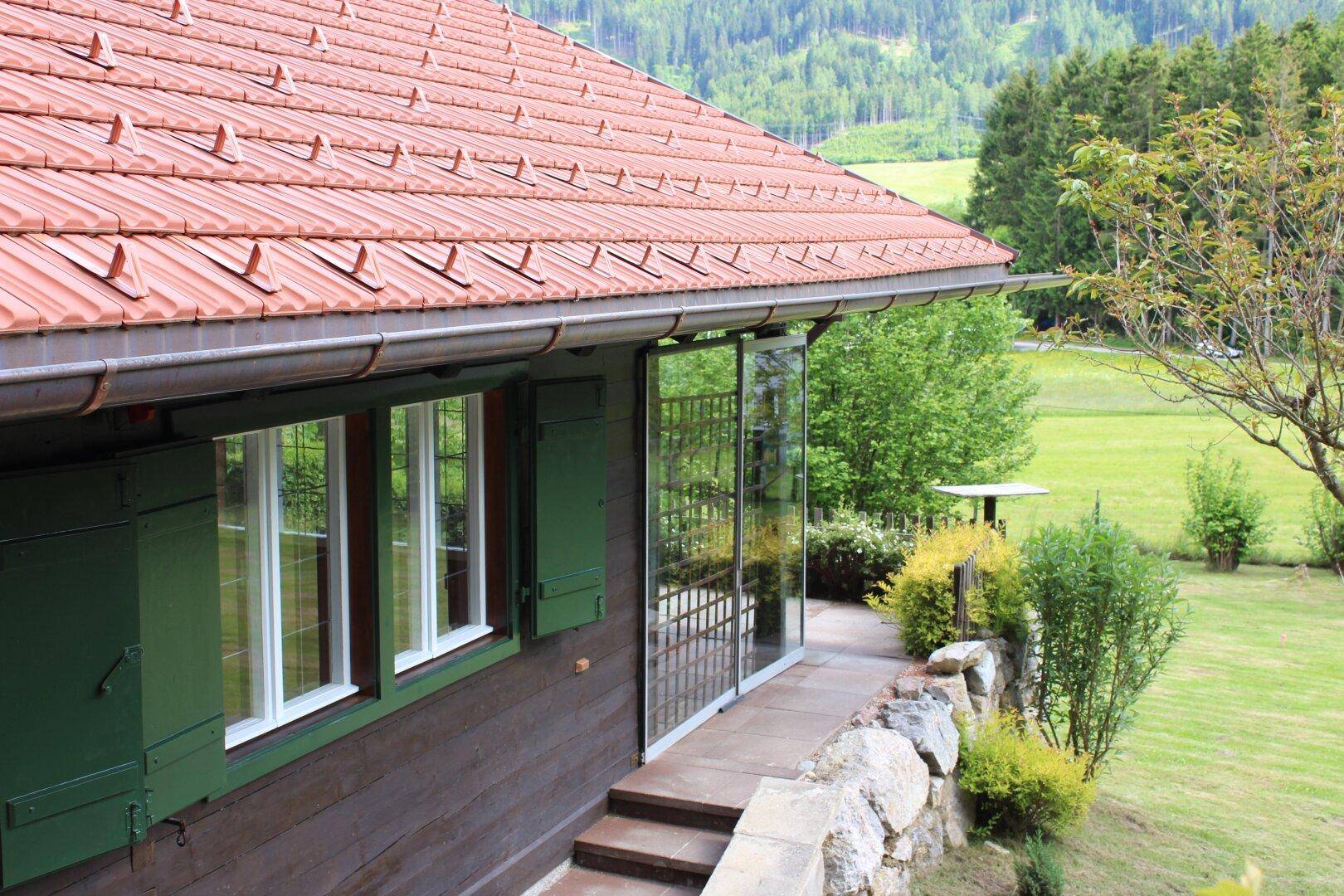 Westansicht "Haus am Wald" mit saniertem Dach
