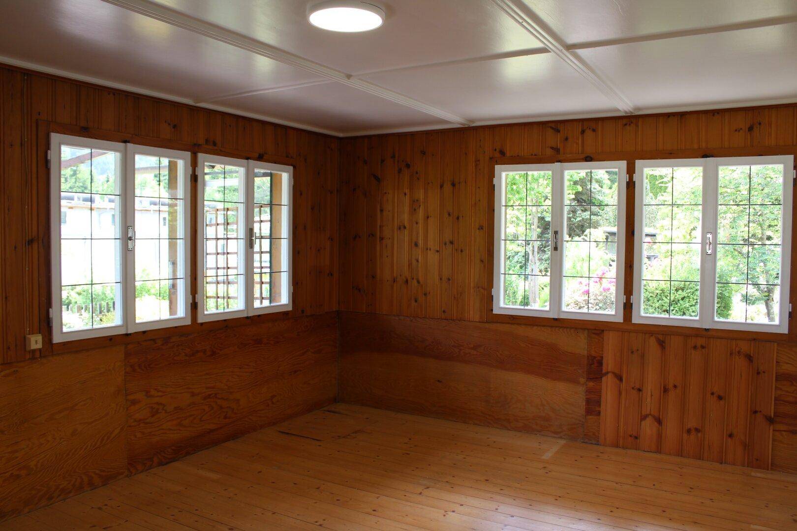 Lichtdurchflutetes Wohnzimmer "Haus am Wald"