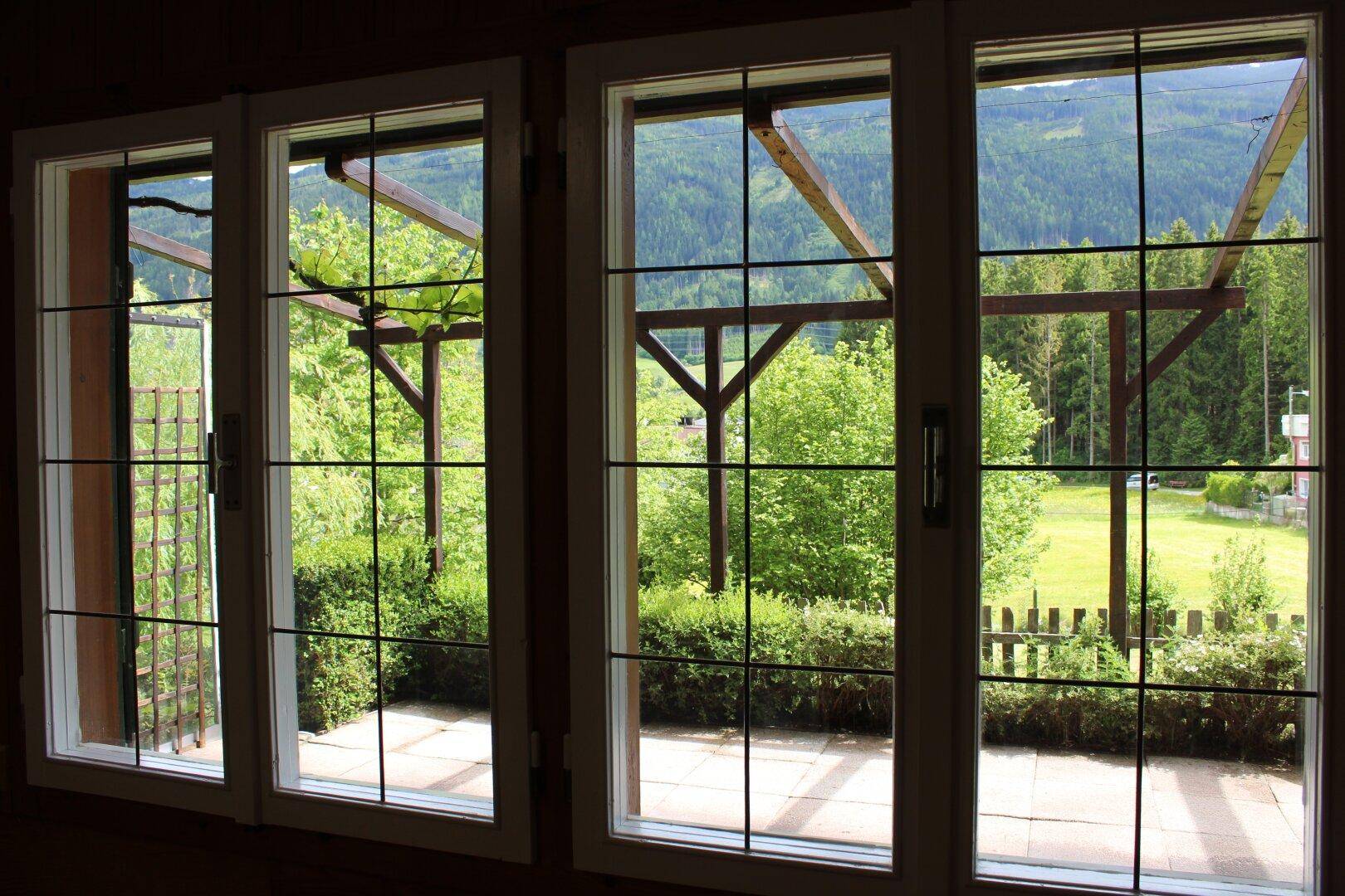 Ausblick vom Wohnzimmer "Haus am Wald" auf die Südterrasse