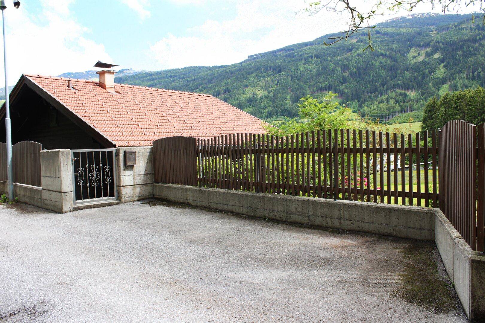 öffentliche Zufahrtsstraße zum "Haus am Wald" mit privater Parknische