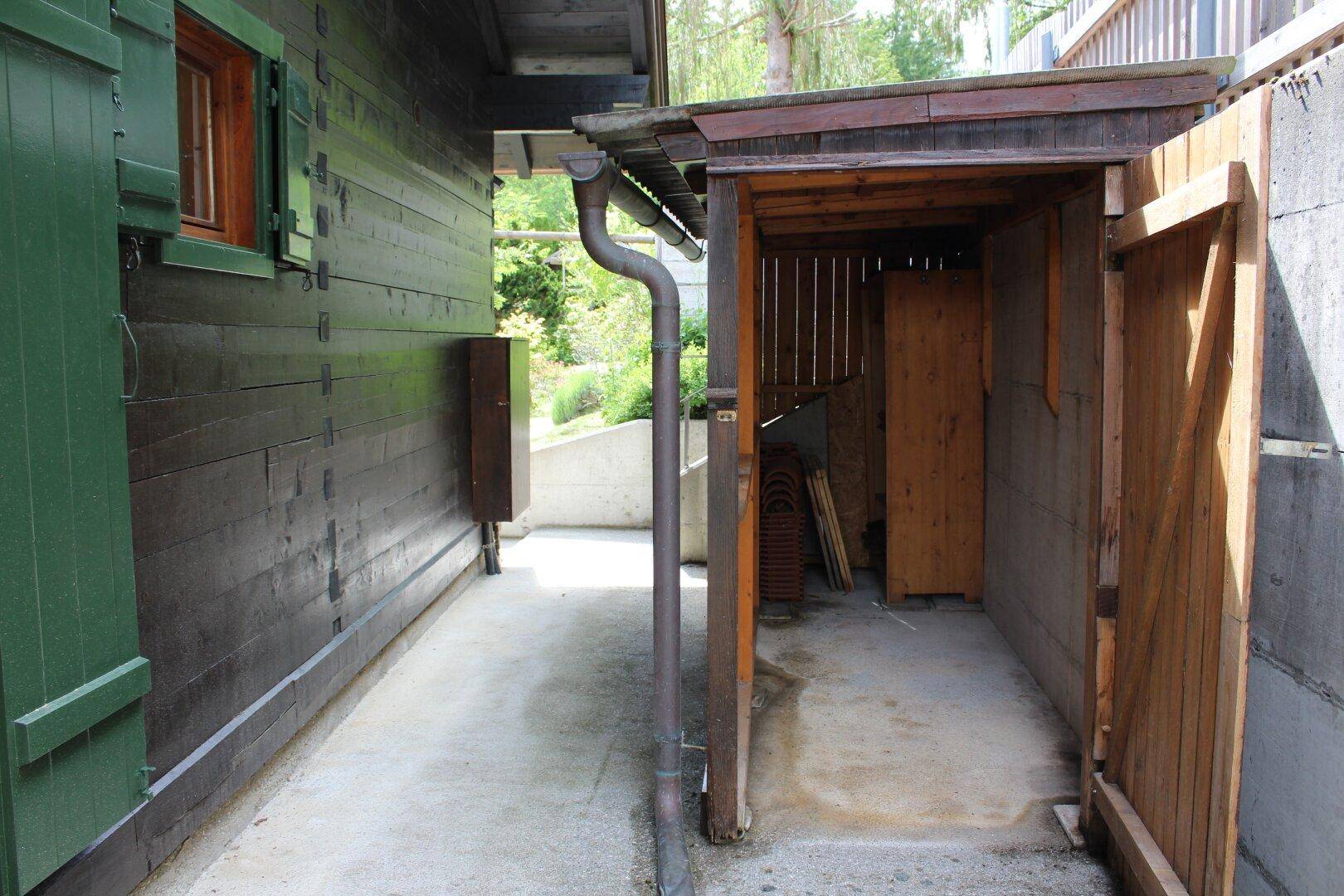 geöffneter Geräteschuppen "Haus am Wald" im Norden